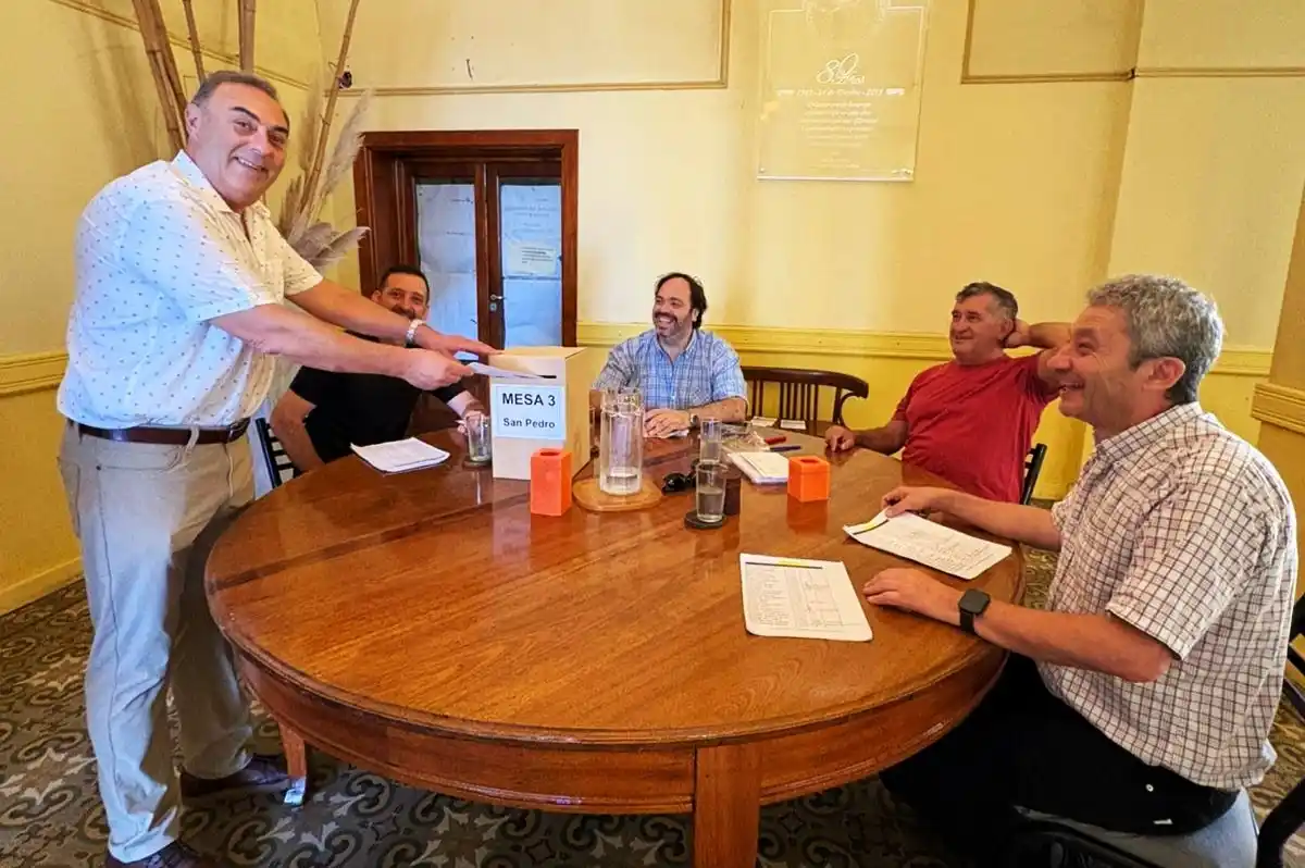 José Cremona votó en la mesa habilitada en el Centro de Comercio.