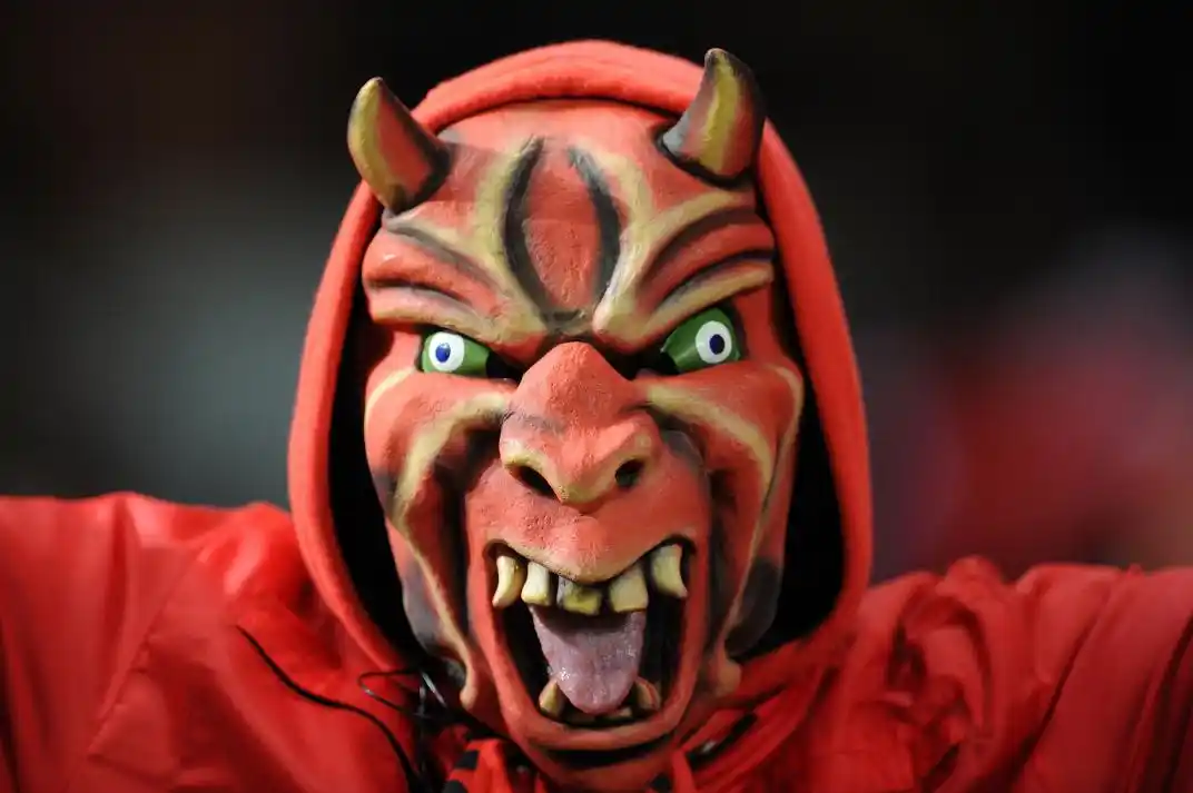 Paraná: tras la Fiesta de Disfraces, un cordobés vestido de diablo estafó a un remisero