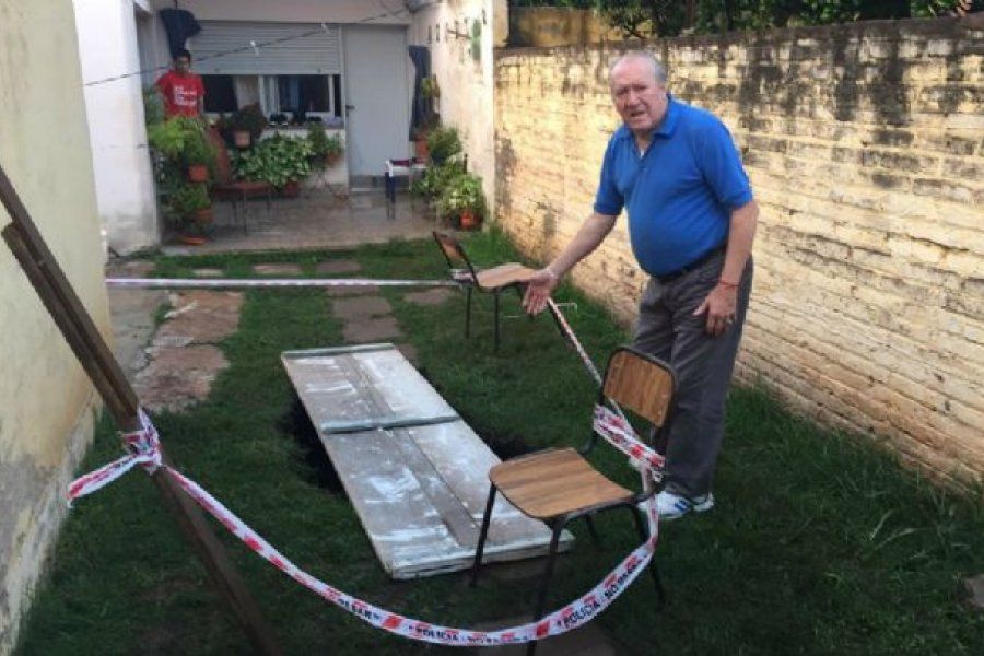 Se hundió el patio de una casa y una mujer cayó dos metros en un pozo ciego: se salvó de milagro