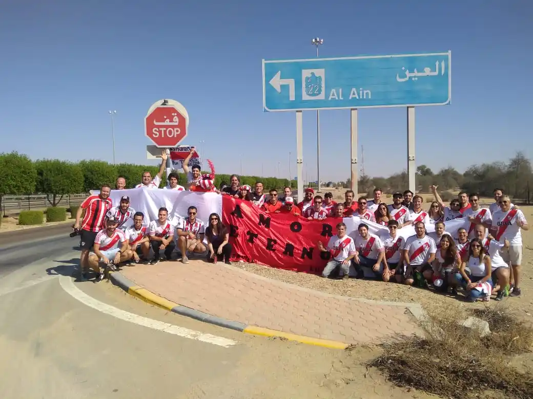 Los hinchas bonaerenses que coparon Al Ain para alentar a River en el Mundial de Clubes