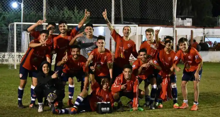 De contra, Mitre le arrebató el clásico a Paraná y se subió a la cima del grupo B
