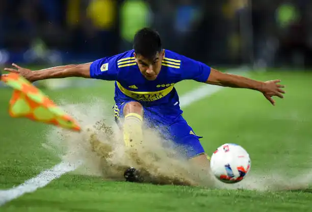 El campo de juego de la Bombonera lució en mal estado el domingo.