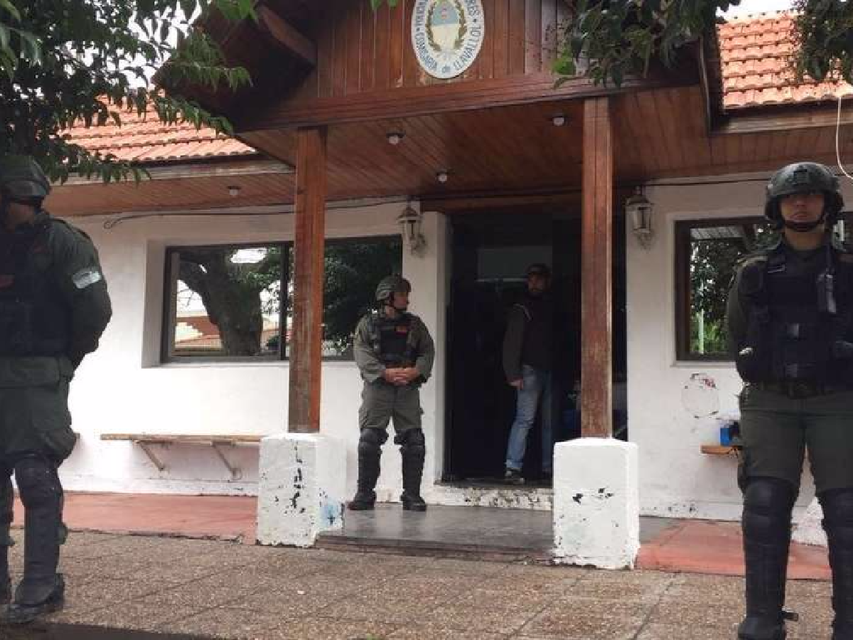 Detuvieron a siete policías bonaerenses por explotación sexual y les encuentran armas ilegales y droga