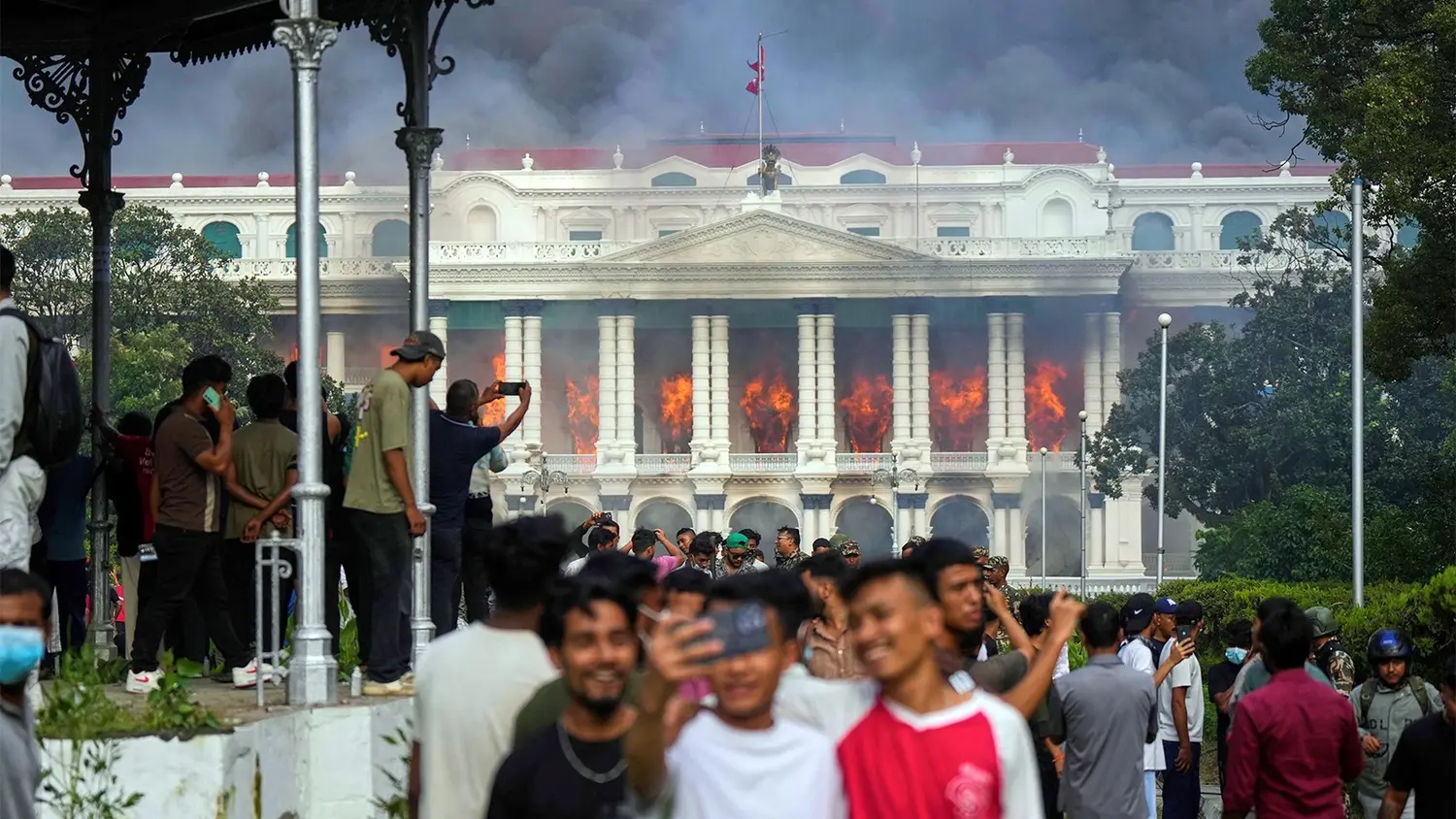 El primer ministro de Nepal renunció al cargo el martes mientras las protestas contra un breve bloqueo de las redes sociales se volvían cada vez más violentas y se expandían a una crítica más amplia de su gobierno y acusaciones de corrupción entre la élite política del país del Himalaya. (AP)