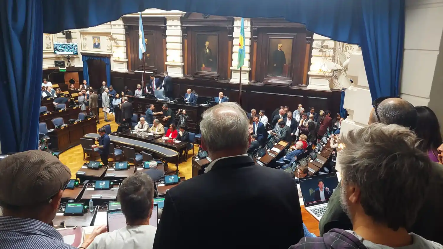 Un ojo en la sesión, otro en el discurso de Kicillof. Foto: LANOTICIA1.COM