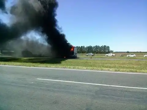 Incendio de micro en Ruta 9 altura San Pedro