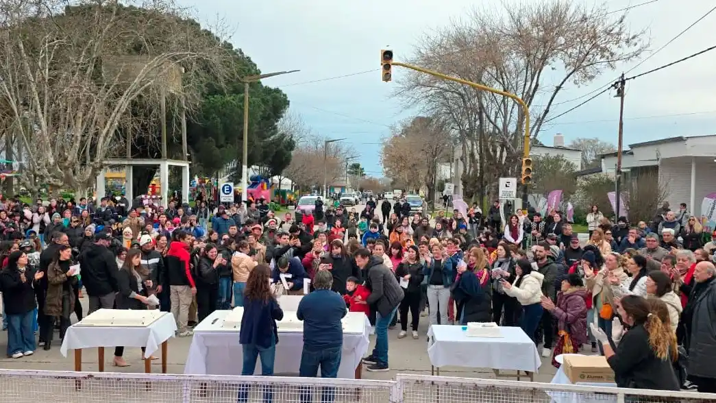 Matías Sierra. Encabezó el tradicional corte de la torta de cumpleaños junto a otros funcionarios comunales, frente a la Delegación Municipal