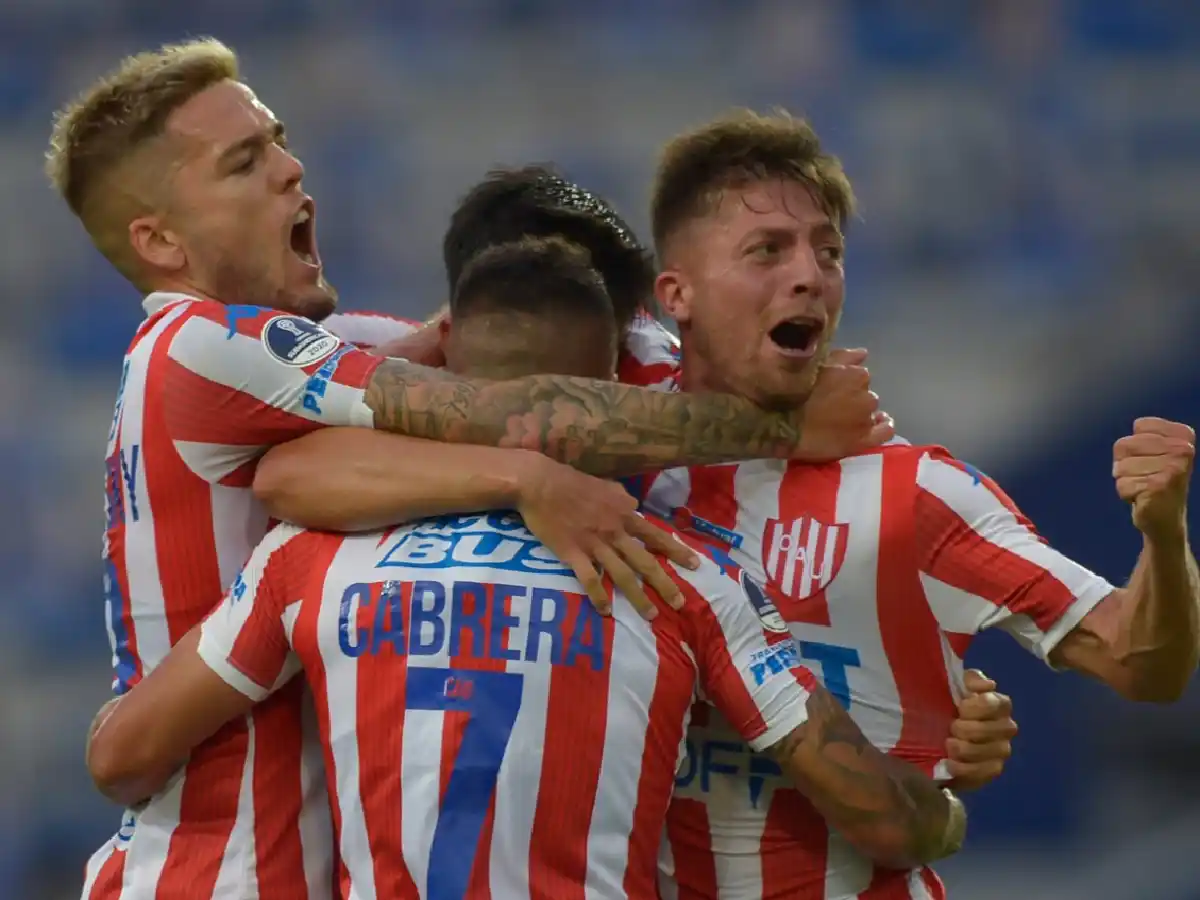 Unión ganó en Ecuador y pasó a octavos de final
