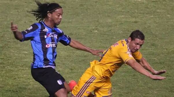 El peor debut: el penal que erró Ronaldinho en su estreno en México
