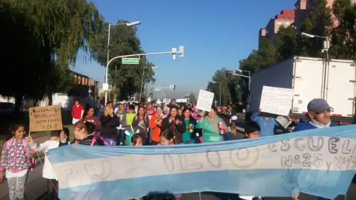 Movilización por la reapertura de las mil escuelas cerradas desde la tragedia de Moreno
