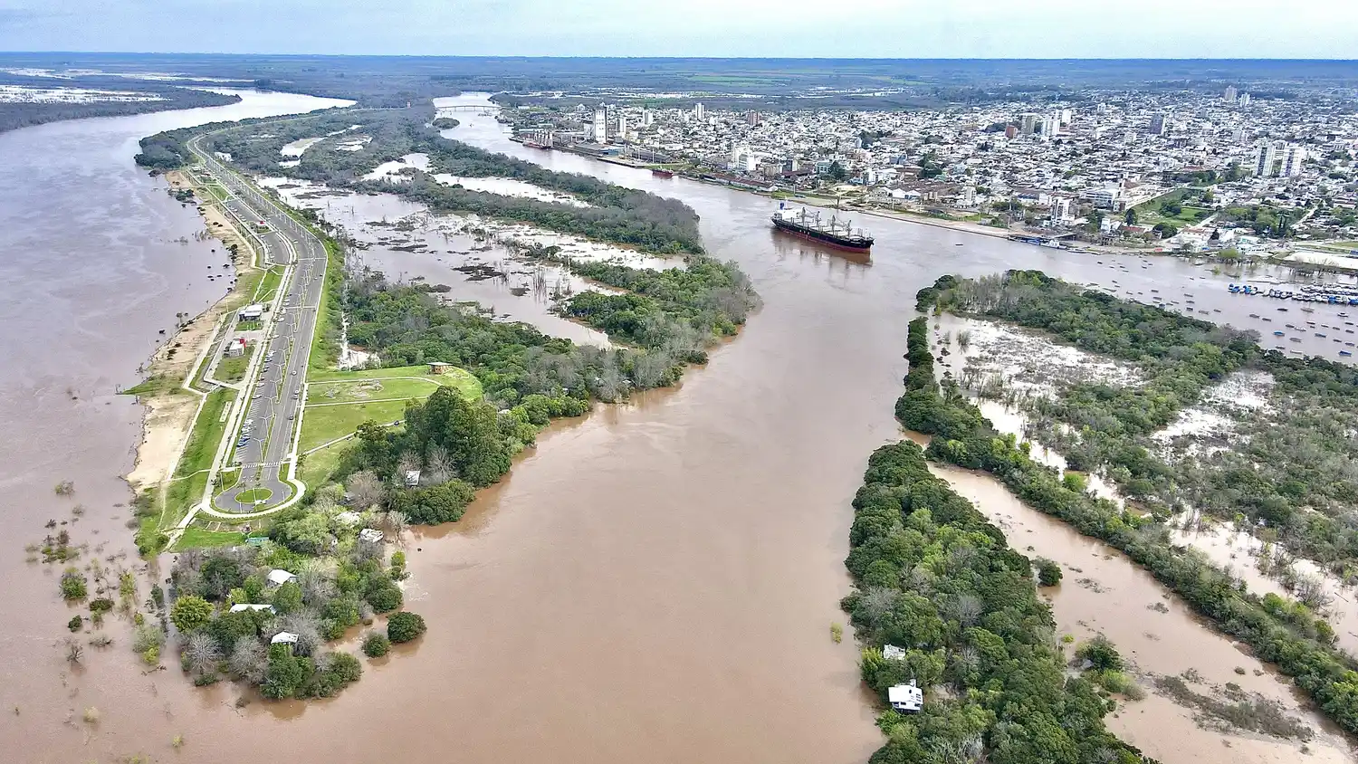 Ingresó un buque al puerto de Concepción del Uruguay y opera normalmente pese a la creciente