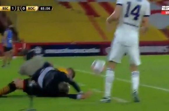 ¡Era para roja!: el blooper que protagonizó Miguel Russo, víctima de «falta» de un jugador rival