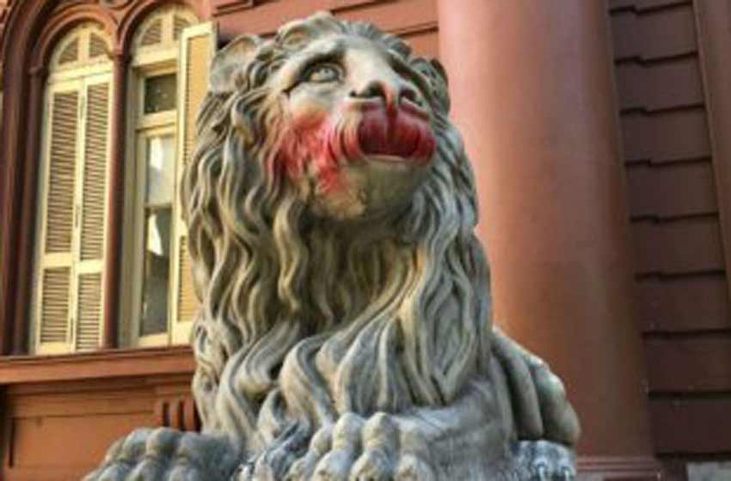 Acto de vandalismo en las estatuas de la Municipalidad