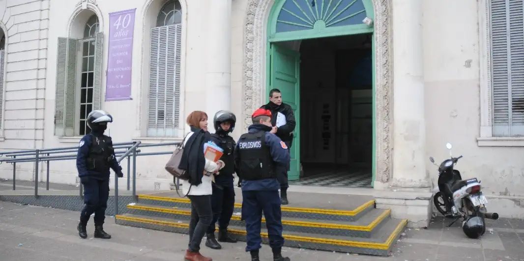 Avanza la investigación sobre las amenazas de bomba en las escuelas