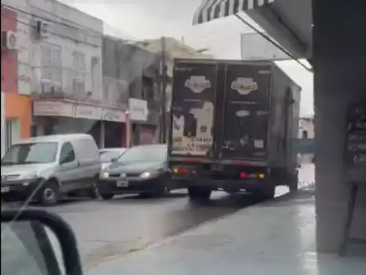 El camión dobló en contramano por calle 25 de Mayo.