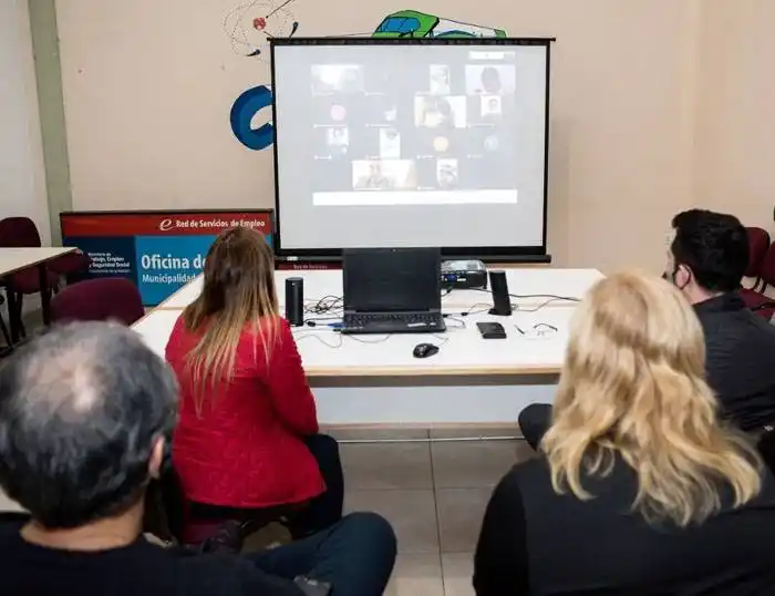 Inclusión de  jóvenes con discapacidad en talleres  virtuales de la Dirección de  Empleo y Capacitación Laboral