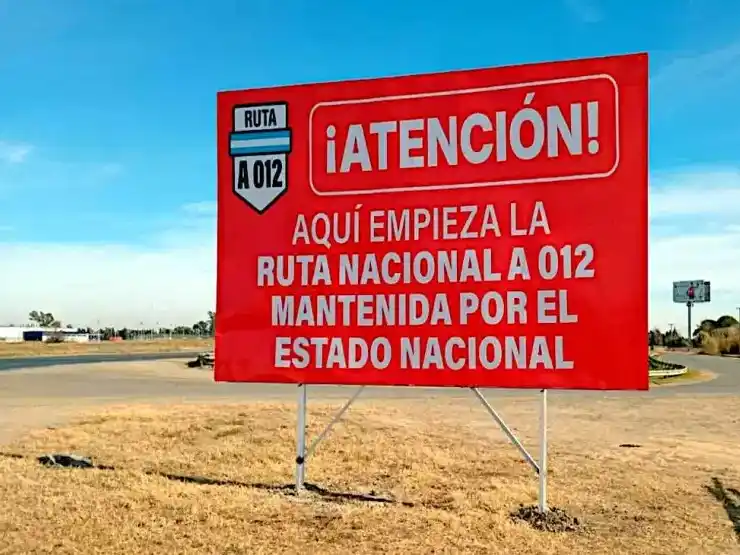 Conflicto entre Nación y provincias: aparecieron carteles de Pullaro contra Milei por las rutas nacionales