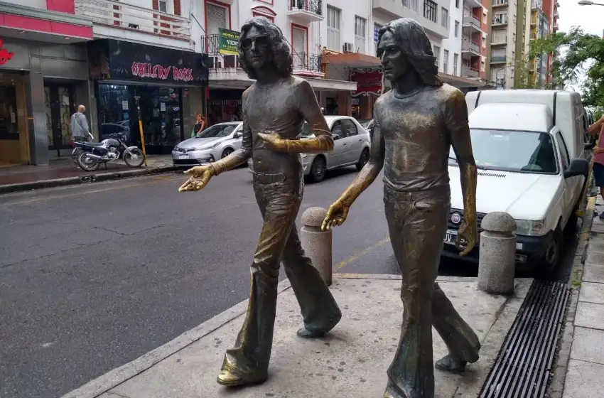 Viernes 3 AM: vandalizaron la escultura de Charly y Nito Mestre