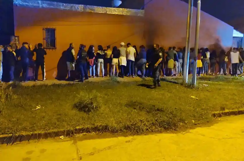 Medio centenar de personas en una fiesta clandestina