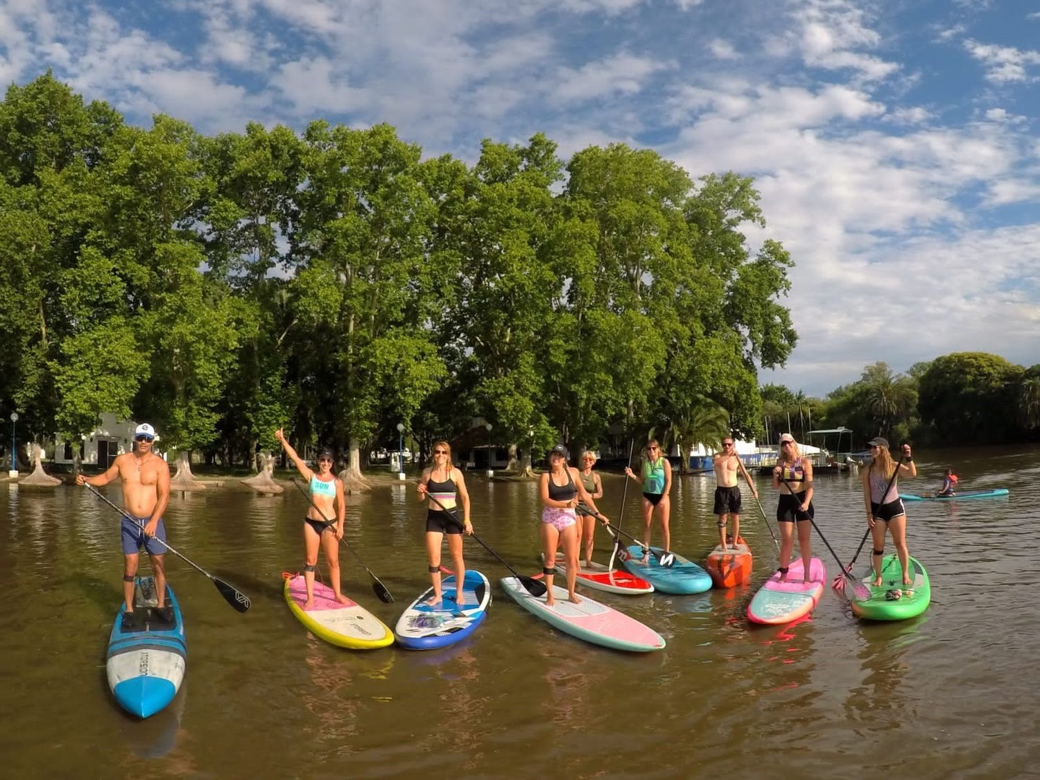 Los riders de Regatas en el río Gualeguaychú para una jornada de SUP.