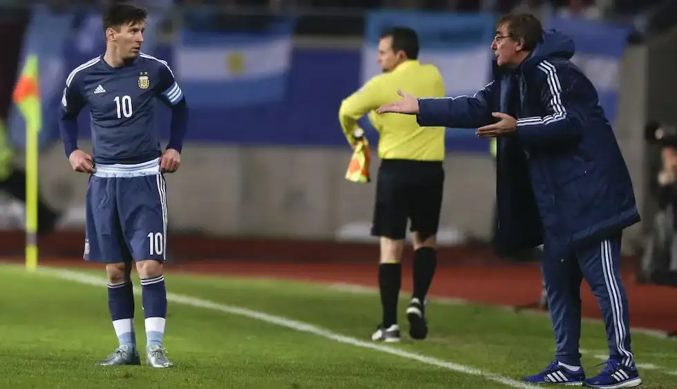 Jorge Pautasso dando indicaciones a Lionel Messi en la Copa América de 2015
