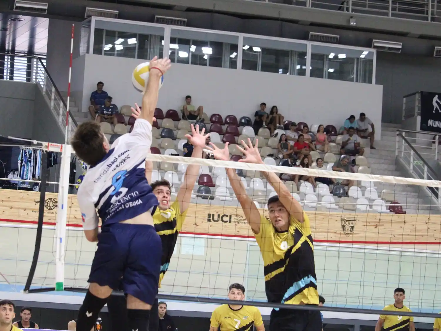 El capitán Lautaro Cañete en un ataque por zona 4 (crédito: FeVA).