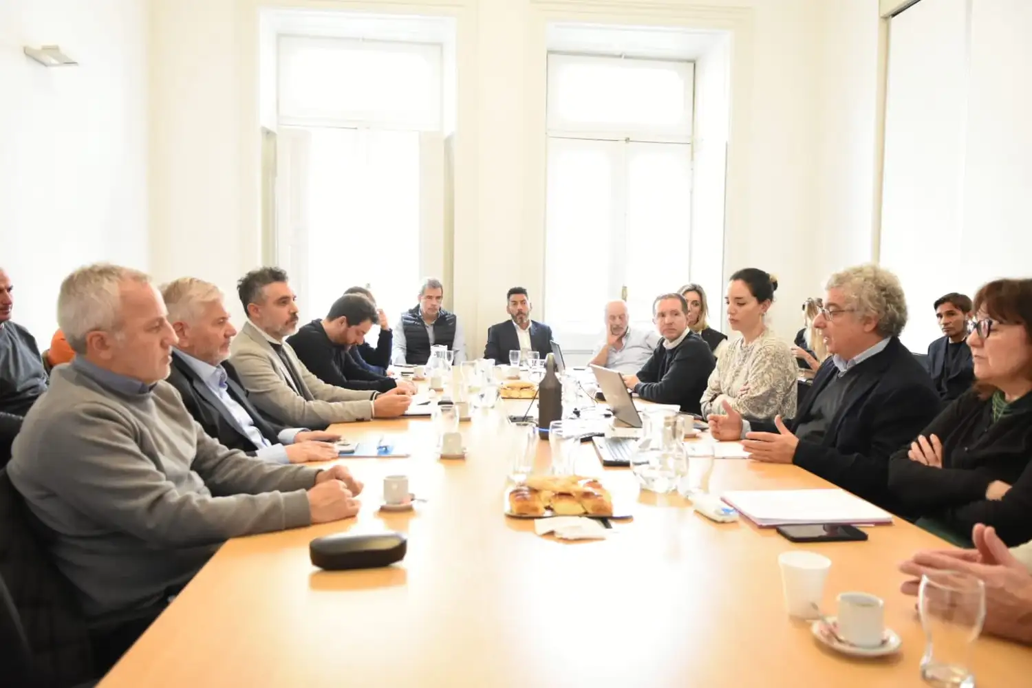 El director ejecutivo de ARBA, Cristian Girard, y parte de su equipo de trabajo, participaron de la reunión que encabezó el titular del Departamento de Política Tributaria de la UIA, Carlos Abeledo, en la que también estuvieron otros 70 tributaristas de la entidad.