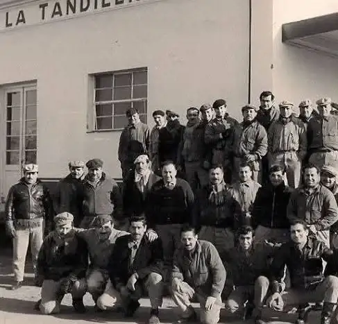Trabajadores de "La Tandilera" frente a la fábrica. (Foto: internet).
