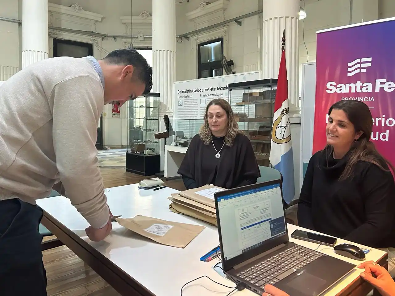 El presidente comunal Ezequiel Rodríguez junto a la ministra Silvia Ciancio durante la apertura de sobres.