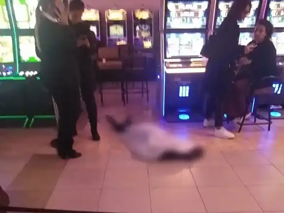 Insólito: una mujer murió en un bingo del Puerto y la gente siguió jugando como si nada