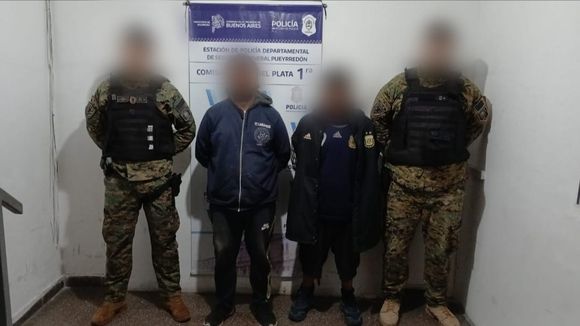 Dos detenidos por dañar un auto en pleno centro: los captaron las cámaras del COM