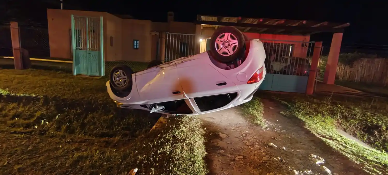 El auto quedó pegado a la cuneta.