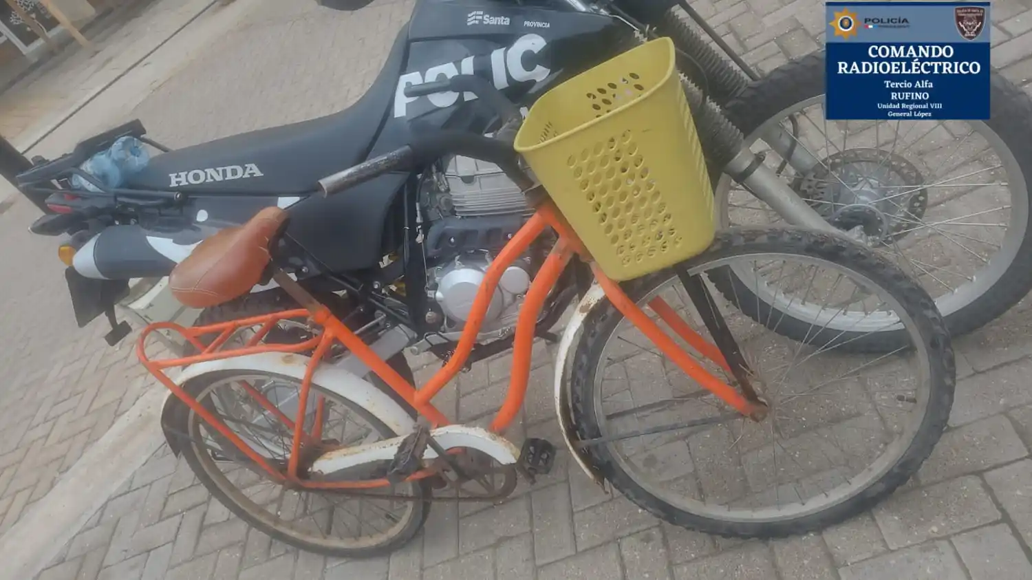 La bicicleta recuperada por los agentes policiales.