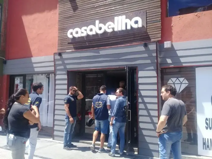 Allanaron un boliche de la Villa y secuestraron el material fílmico