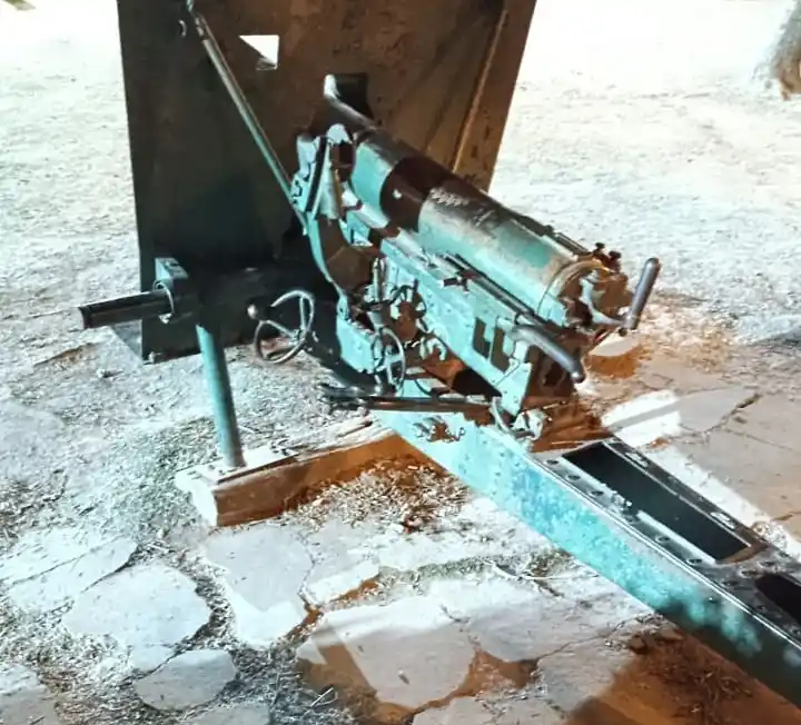 Así están los cañones en la Plaza Ejército de los Andes en la costanera.
