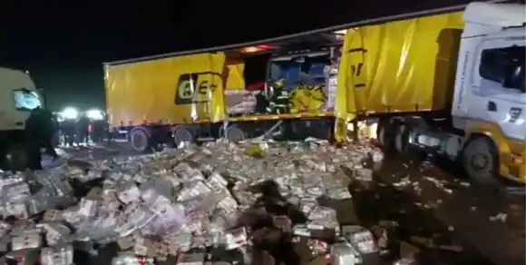 Grave choque entre un camión y un ómnibus en Ruta 11: tres muertos y 17 heridos por el brutal impacto