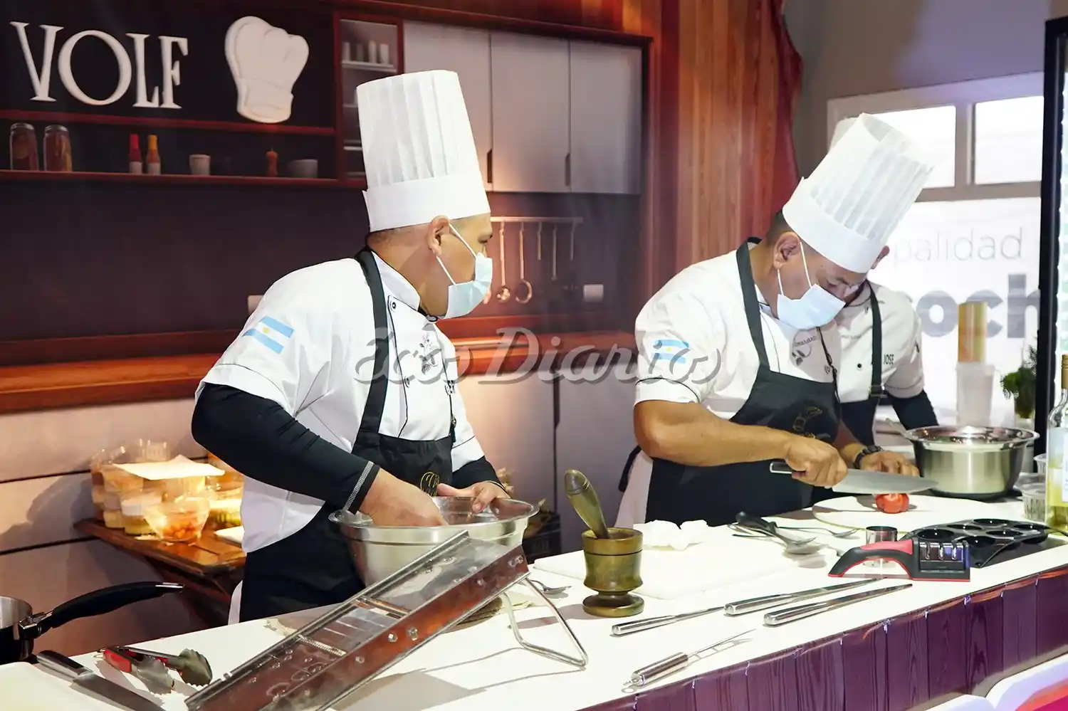 En pleno concurso. Un equipo compite en la categoría cocina internacional