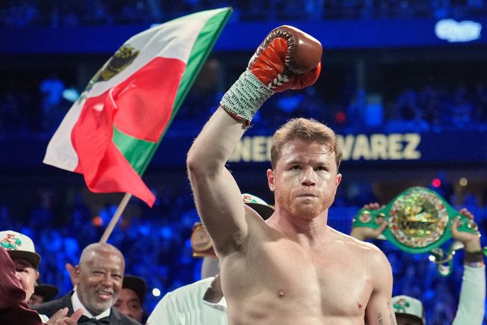 La victoria de Álvarez por decisión unánime revalidó sus títulos, pero no convenció al público ni a los especialistas del boxeo/ Nuevo Enfoque Urbano