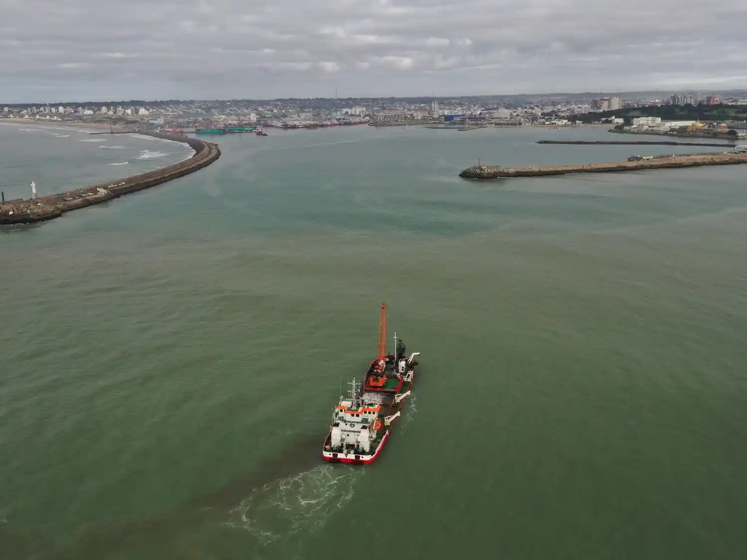 Los trabajos se pusieron en marcha a fines de enero con la draga Omvac 10, de la firma española Canlemar.