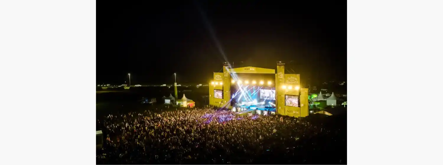 Ángela Torres inauguró el escenario de AcercArte ante una multitud