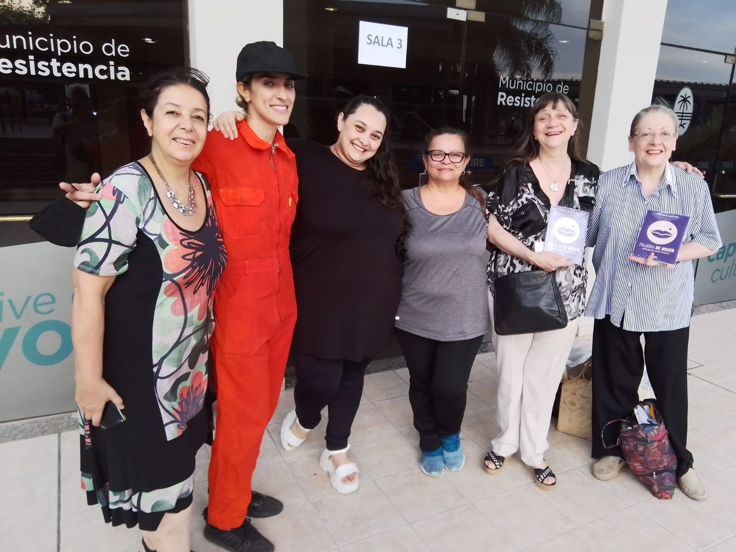 La recordada Tedy Durán (extremo derecho), al lado de la directora, actriz y dramaturga chaqueña Gladis Gómez, impulsora del Bi festival “De la idea a la Acción”, junto a integrantes de la Colectiva de Autoras del NEA.