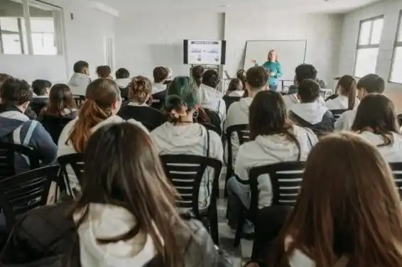 El ciclo de charlas se realiza en instituciones educativas y está dirigido a adolescentes, preadolescentes y padres.