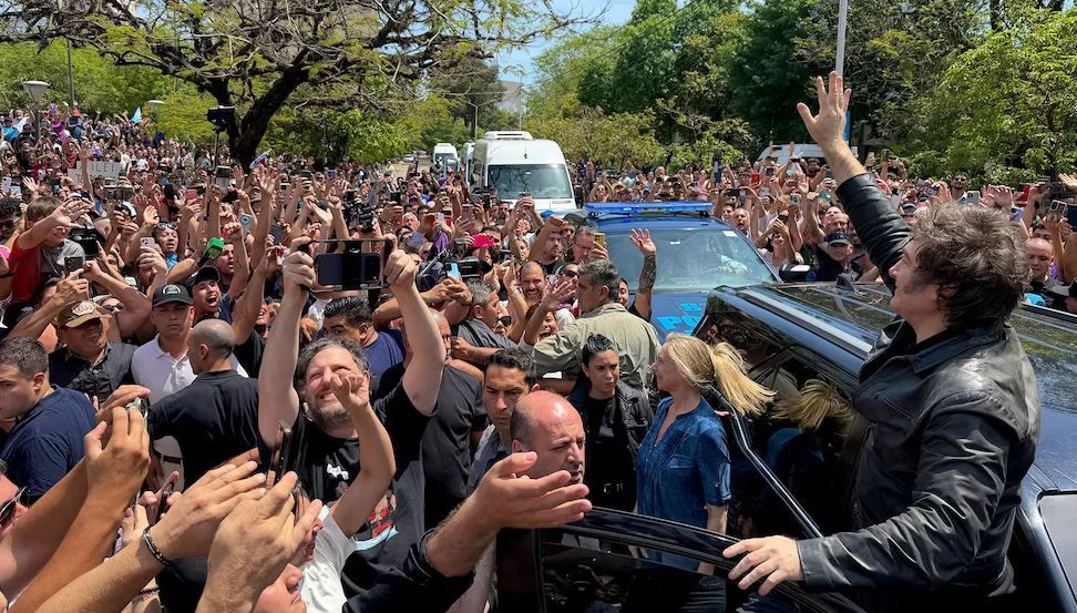 Javier Milei sigue con su campaña: tras su visita a Chaco, encabezó una recorrida en Corrientes