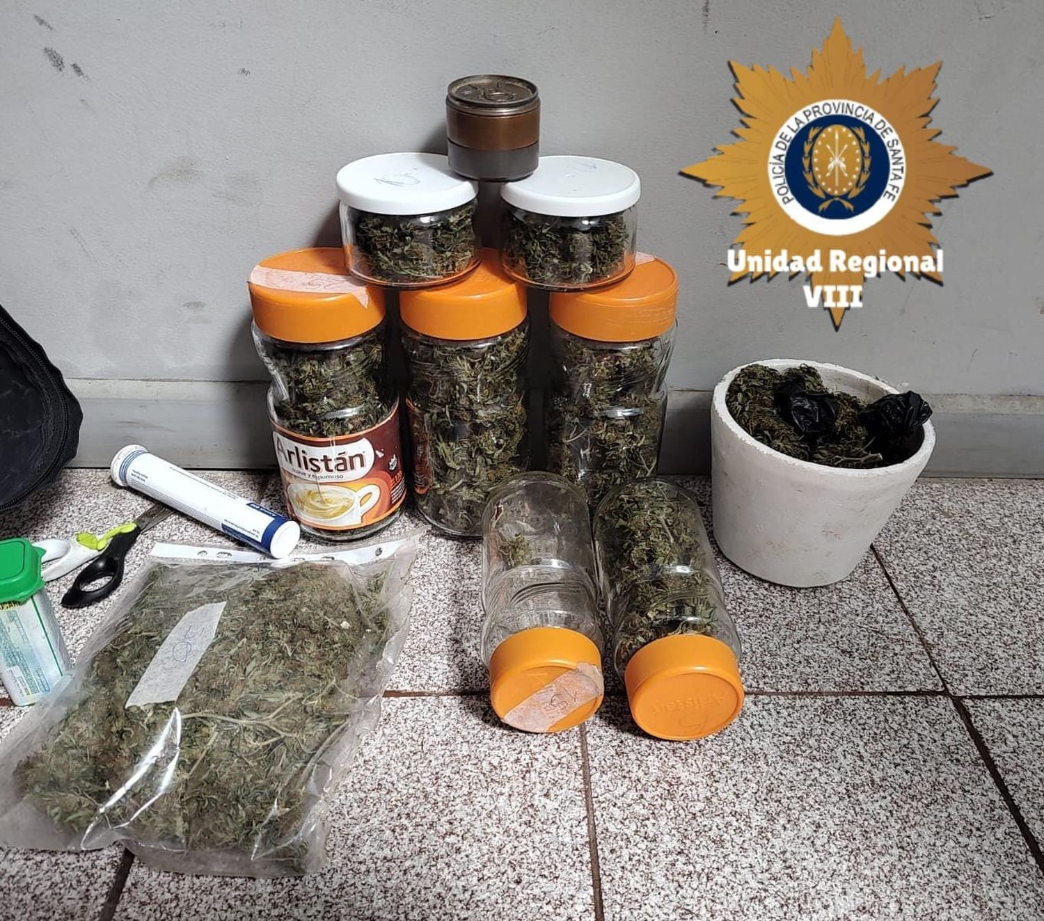 Los frascos con marihuana incautados por los agentes policiales.