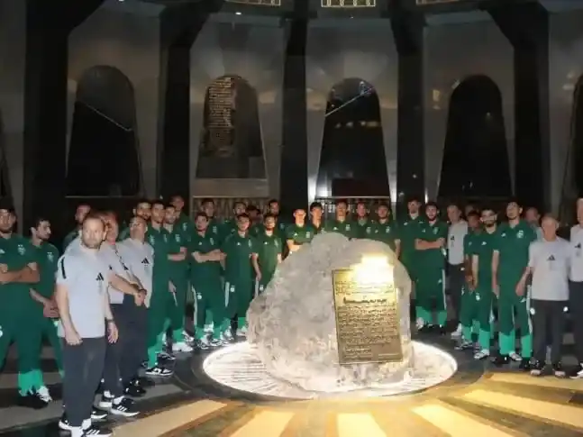 El seleccionado africano visitó el Museo Mujahid en Argel por una movida que organizó la Federación. Foto Redes