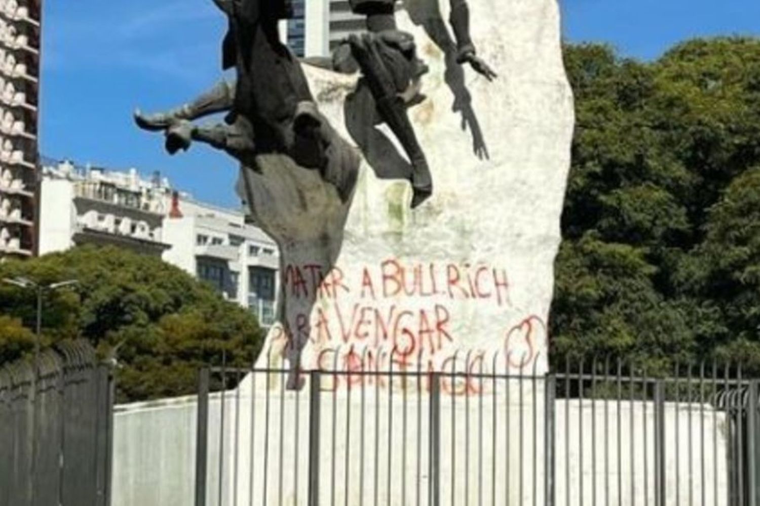 “Matar a Bullrich para vengar a Santiago”, la pintada amenazante contra la ministra de Seguridad en una estatua sobre la 9 de Julio