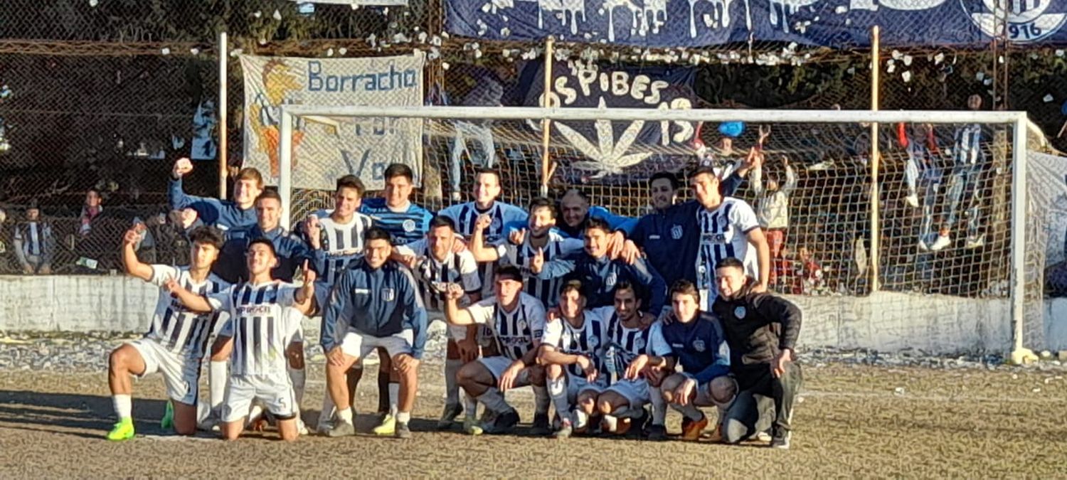 Toda la felicidad del plantel "millonario" tras quedarse con una nueva edición del clásico por 2-1. Atrás, la seguidora hinchada que no lo abandona al equipo ni en las buenas y menos en las malas. Sportiva más puntero que nunca.