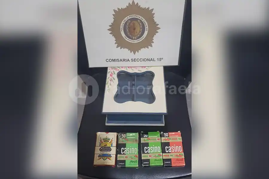 Lo vieron saltando un cerco y lo detuvieron: le secuestraron mazos de cartas que serían robados