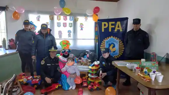 En el Paraje Adela: La Policía Federal celebró el “Día de las Infancias” junto a los chicos de la Escuela Nº7 “Esteban Echeverría”