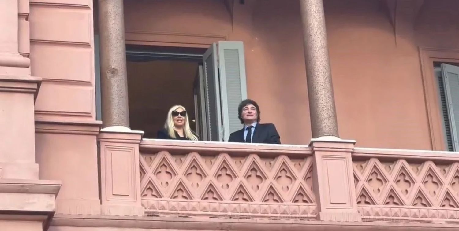 "Milei concluye su puesta en escena de la semana saliendo al balcón de la Casa Rosada con Susana Giménez".